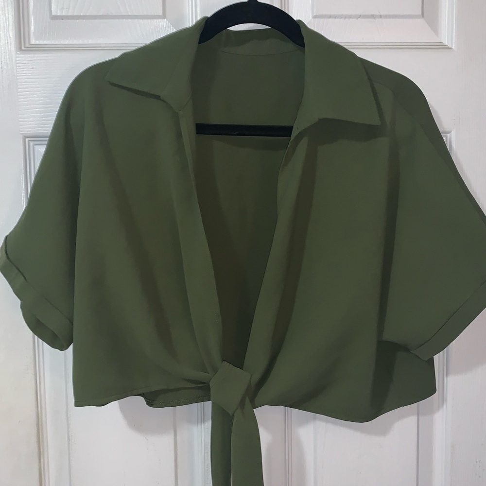 Green collared tie front top